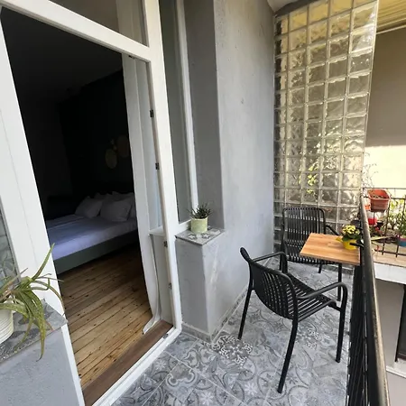 Vibes - Friends & Family Sofia