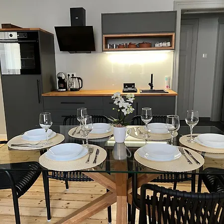 Vibes - Friends & Family Sofia