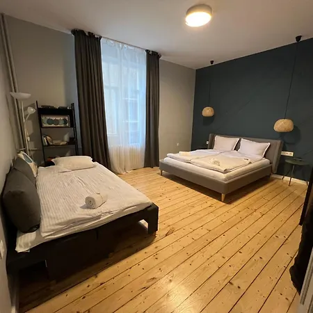 Vibes - Friends & Family Sofie