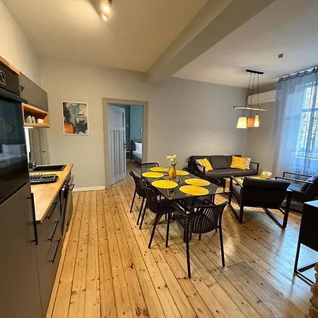 Vibes - Friends & Family Apartment *