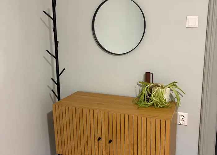 Apartment Vibes - Friends & Family