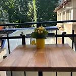 Vibes - Friends & Family Apartment