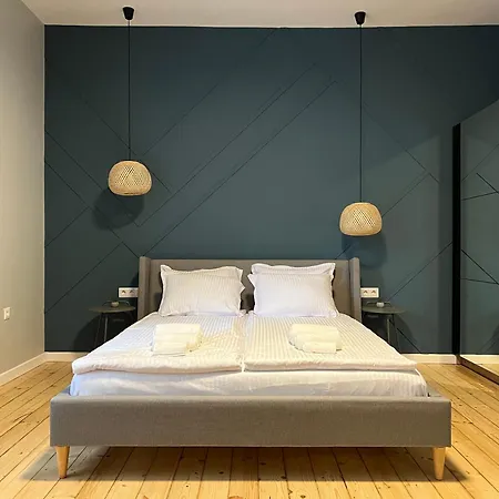 Vibes - Friends & Family Sófia